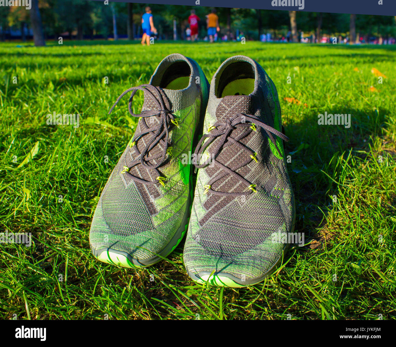 Dnepropetrovsk, Ucrania - Agosto 21, 2016: Nuevo estilo de zapatillas Nike  en la pasto verde - editorial ilustrativos Fotografía de stock - Alamy