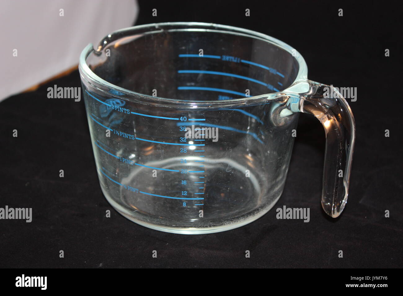 El agua en una jarra medidora de vidrio, niveles elevados de vista  Fotografía de stock - Alamy