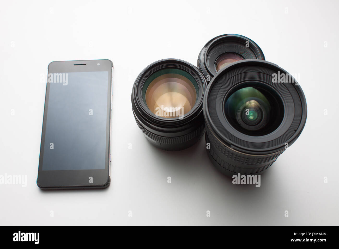 La lente de ojo de pez y lente macro para cámara de teléfono celular sobre  fondo blanco Fotografía de stock - Alamy