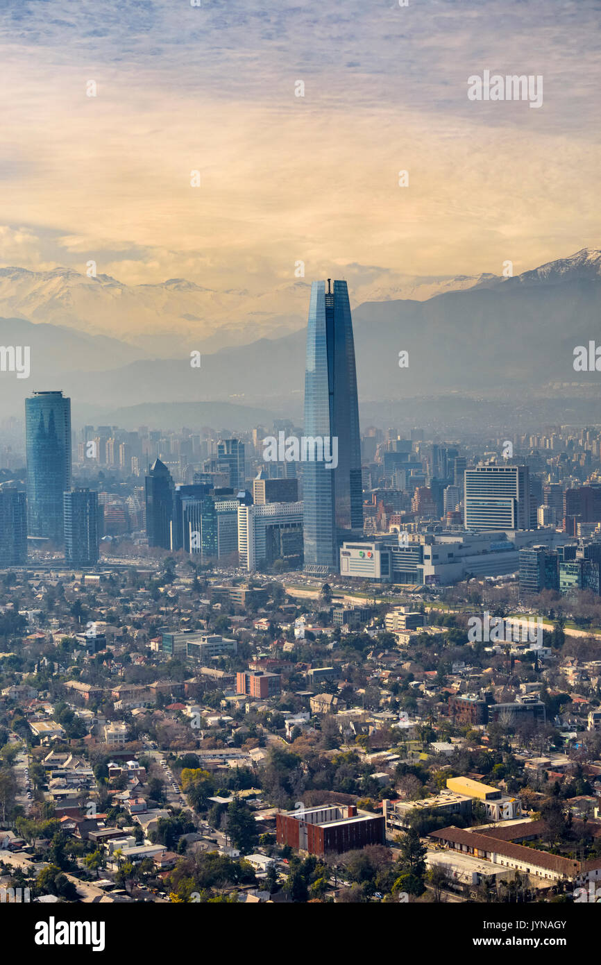 El horizonte de la ciudad de Santiago con torre Costanera y Andes en el fondo, la comuna de Las Condes, Santiago, Chile. Foto de stock