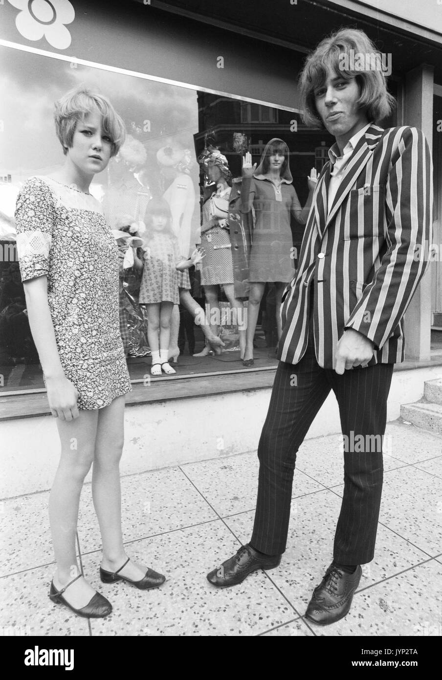 Enseñando incompleto Vacilar Los jóvenes vistiendo ropa mod en Londres, 1966 Fotografía de stock - Alamy