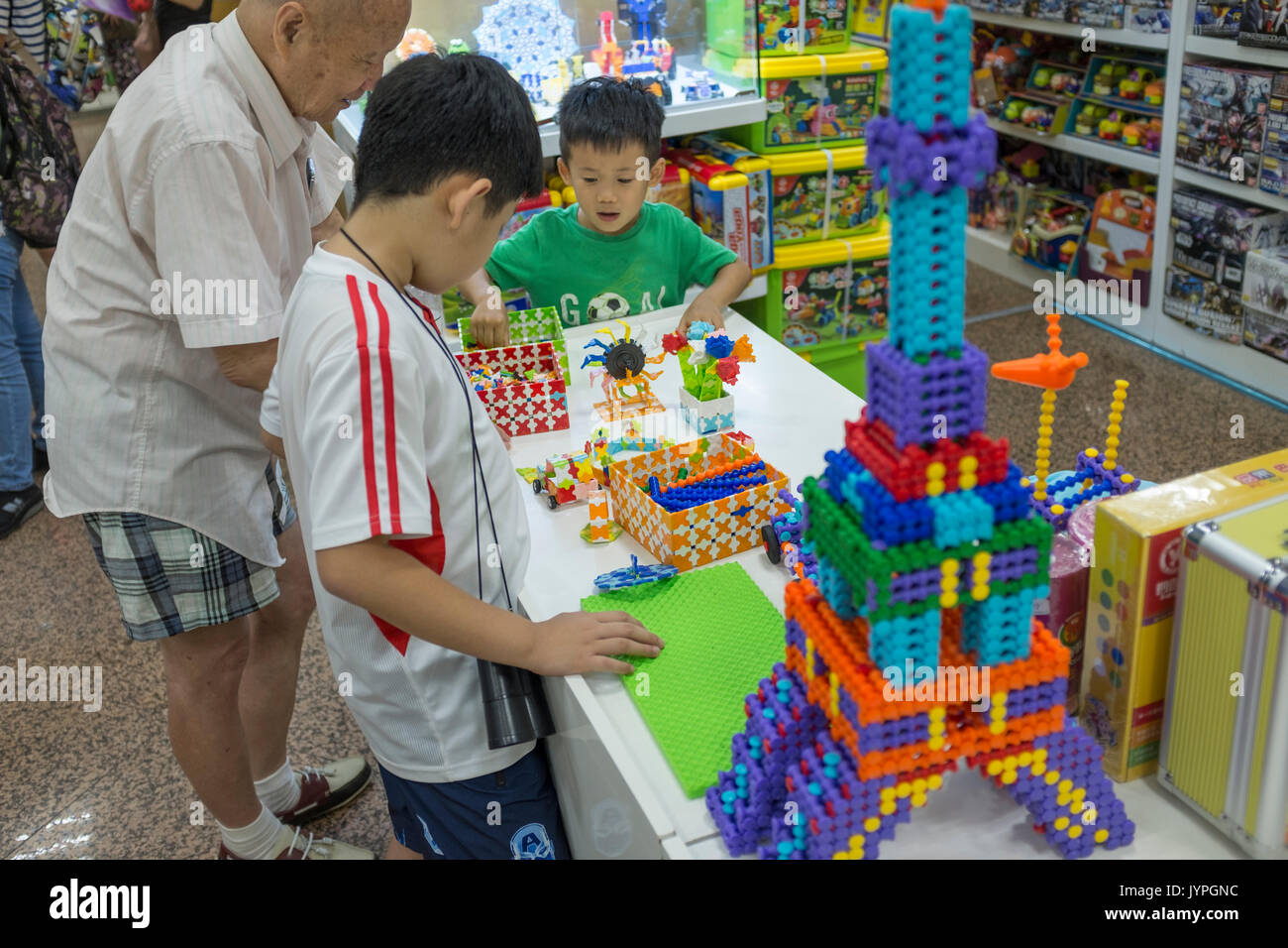 Los niños juegan fabricados en China la fabricación de juguetes de plástico  similares a LEGO en una librería en Beijing, China. 19-Aug-2017 Fotografía  de stock - Alamy