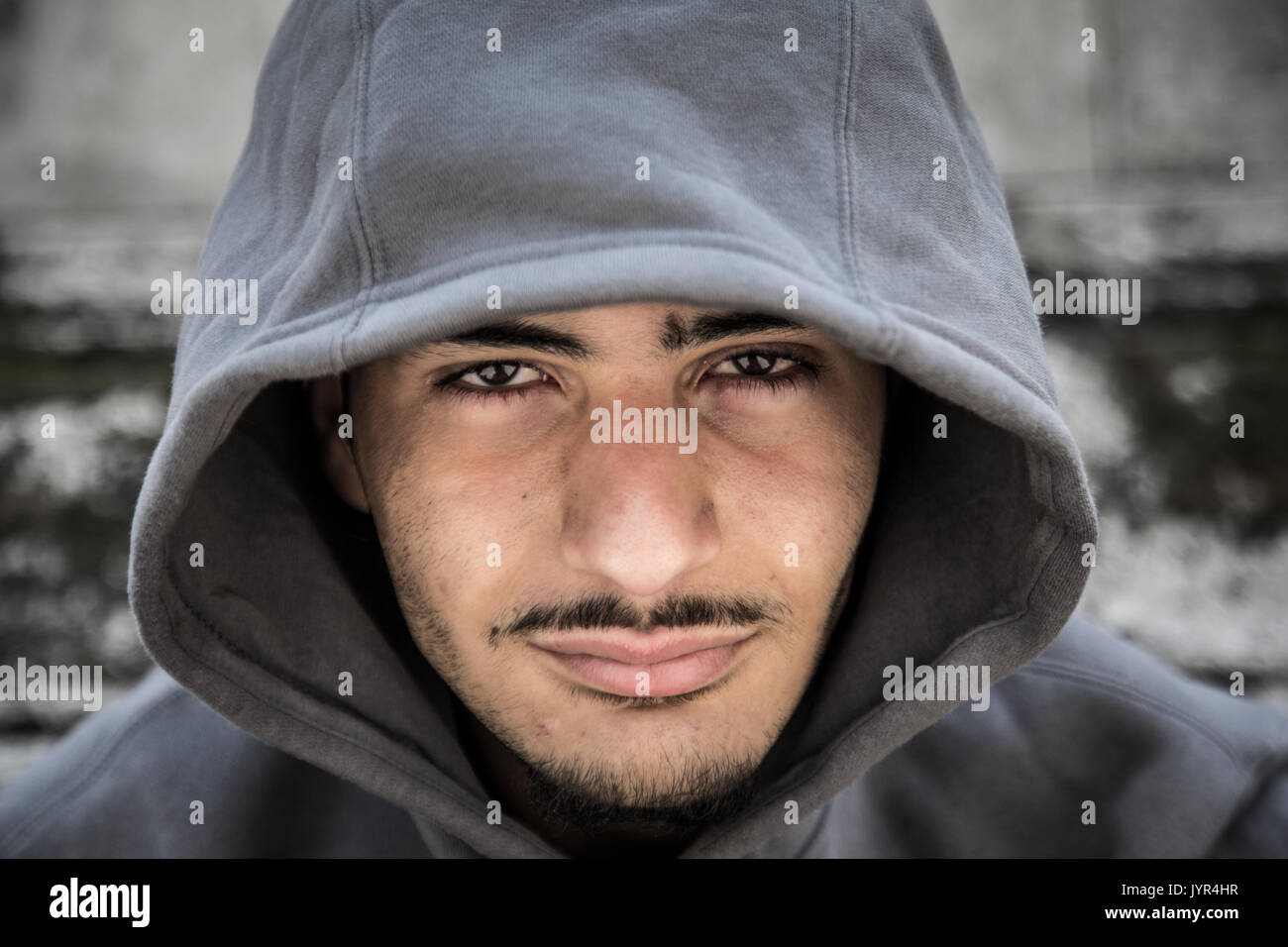 Macho joven vistiendo una hoodie del norte de África patrimonio decente Foto de stock
