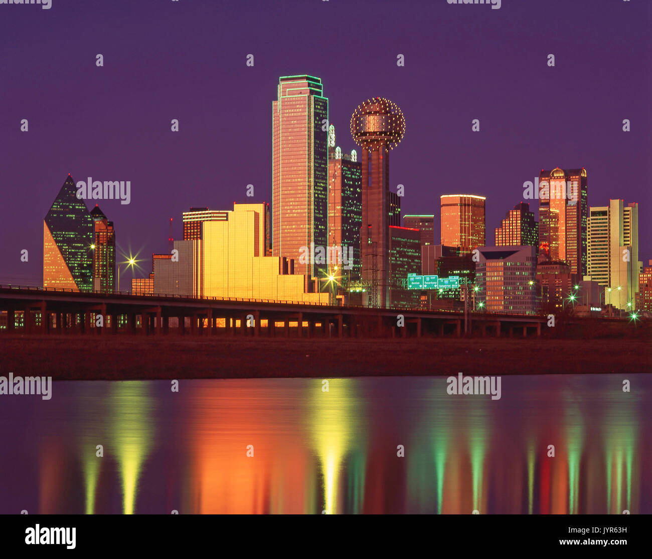 El centro de la ciudad a través del Río Trinity al anochecer, Dallas, Texas, Estados Unidos de América Foto de stock