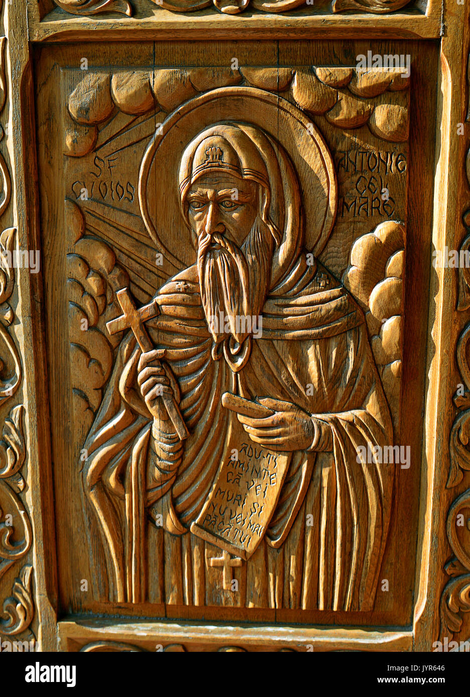 Una talla en madera de San Antonio el Grande, padre del monaquismo, en un palacio del siglo XVI, la puerta de la Iglesia Ortodoxa rumana. Foto de stock