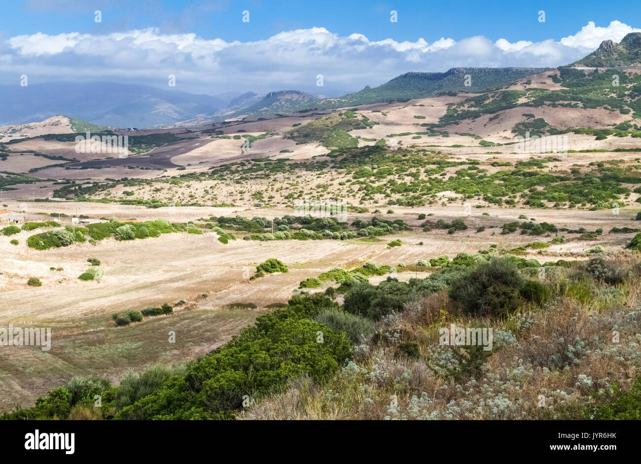 Vista de la campiña cerca de Castelsardo, provincia de Sassari, Cerdeña, Italia, Europa. Foto de stock