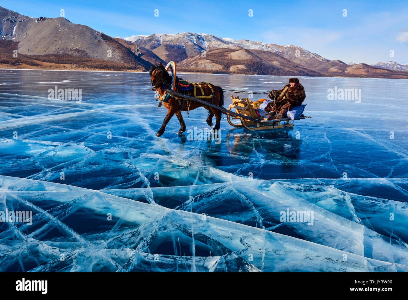 Mongolia, Khovsgol provincia, trineo de caballos en el lago congelado de Khovsgol en invierno Foto de stock