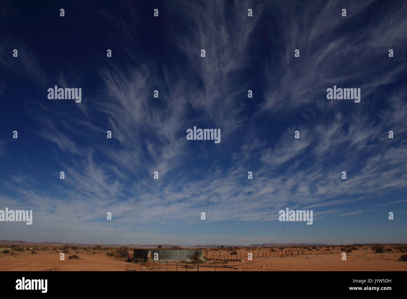 Clima - Nubes cirrus uncinus contra un cielo azul con espacio de copia Foto de stock