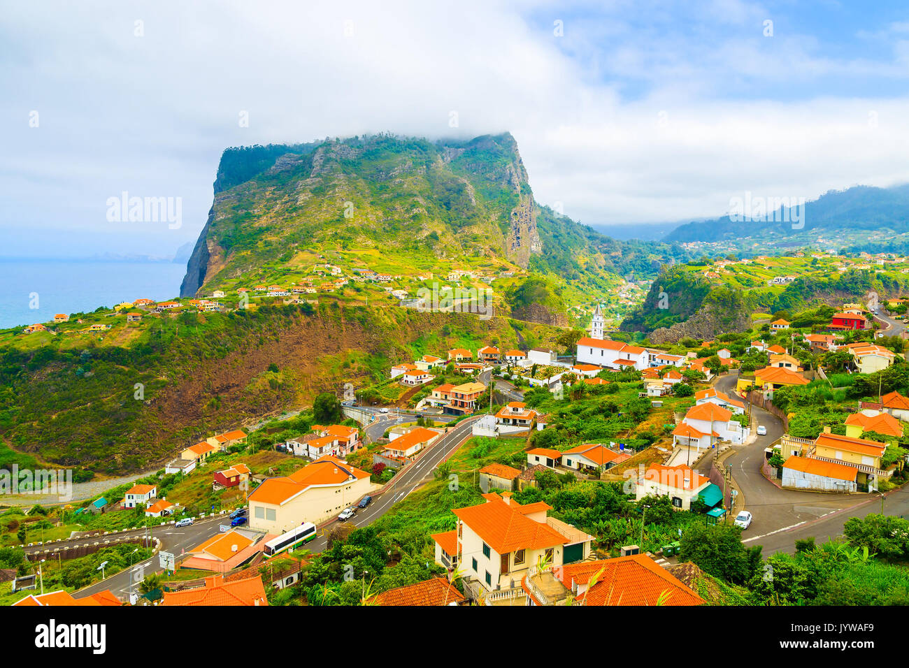 Vista de la pequeña aldea en el hermoso valle de montaña en el norte de Costa cerca de Boaventura, la isla de Madeira, Portugal Foto de stock