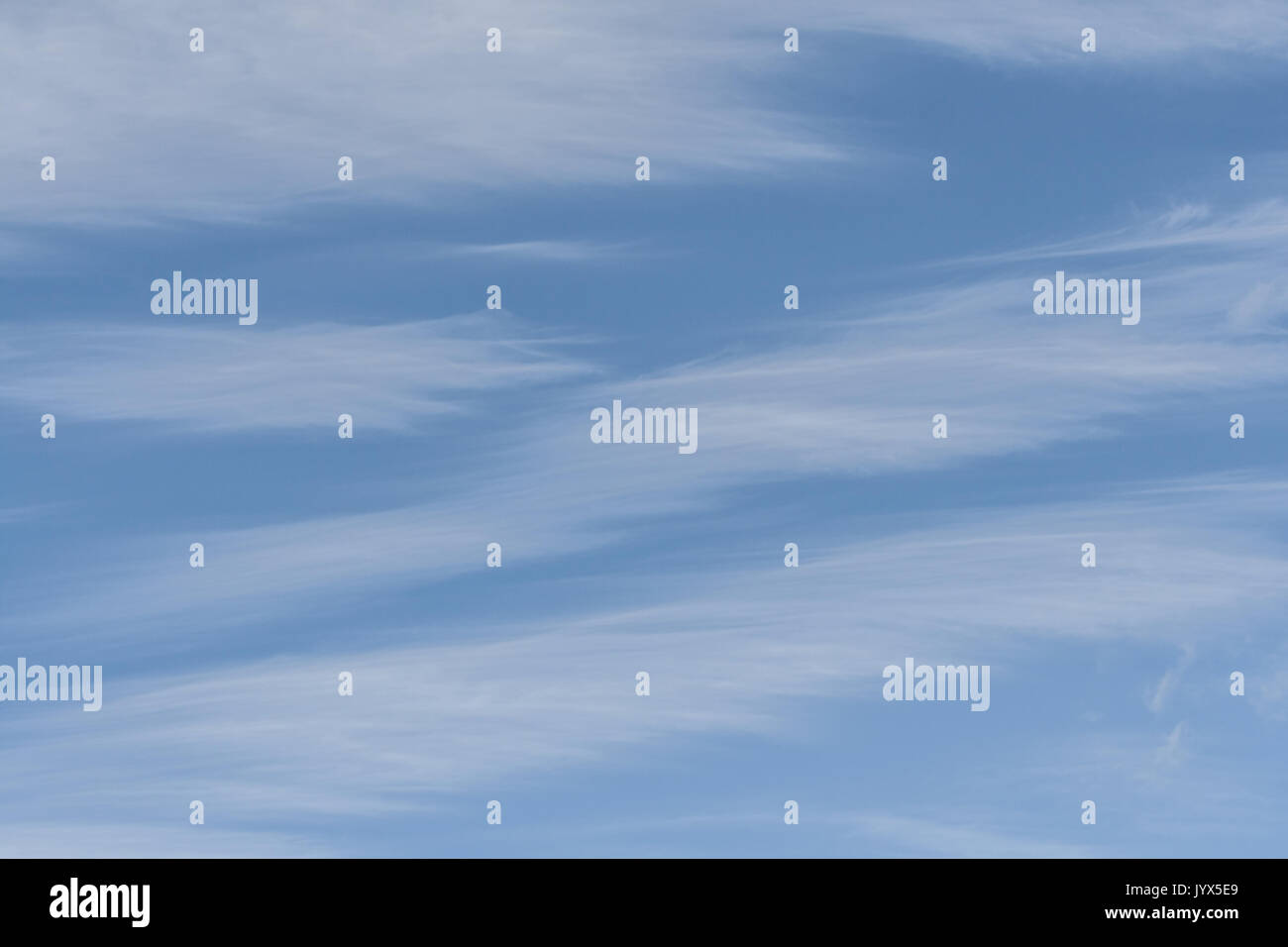 El cielo azul con nubes cirrus blanco Foto de stock