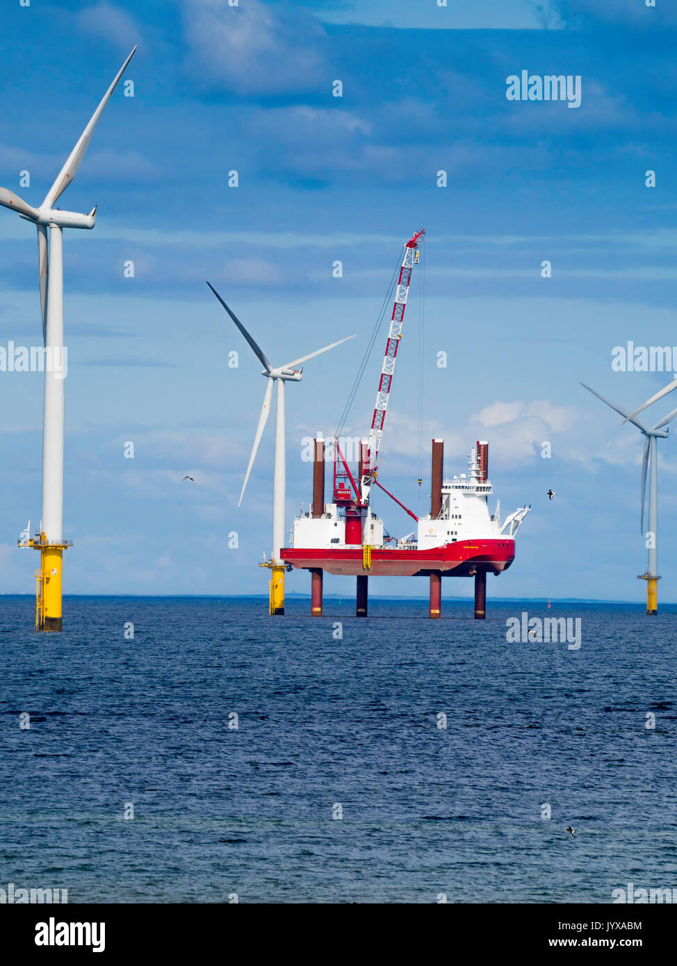 Mantenimiento del servidor Jack-Up buque viento OMI 9670793 apoyando los trabajos de mantenimiento en una de las turbinas de 2,2 megavatios en el parque eólico offshore Redcar Teeside Foto de stock