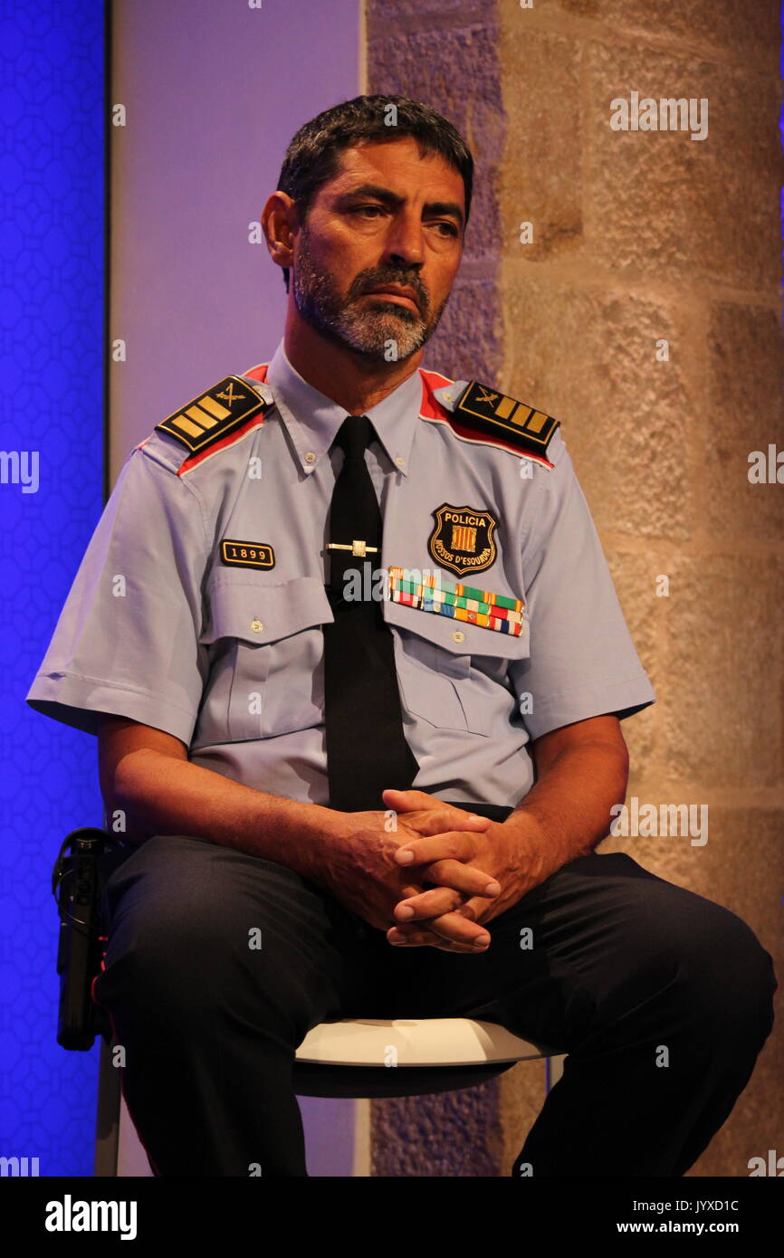 Barcelona, España. 20 Aug, 2017. Mayor de la policía catalán Josep Lluís Trapero dando detalles del ataque terrorista en Las Ramblas durante una conferencia con la prensa extranjera en el Palau de la Generalitat: Dino Geromella Crédito/Alamy Live News Foto de stock