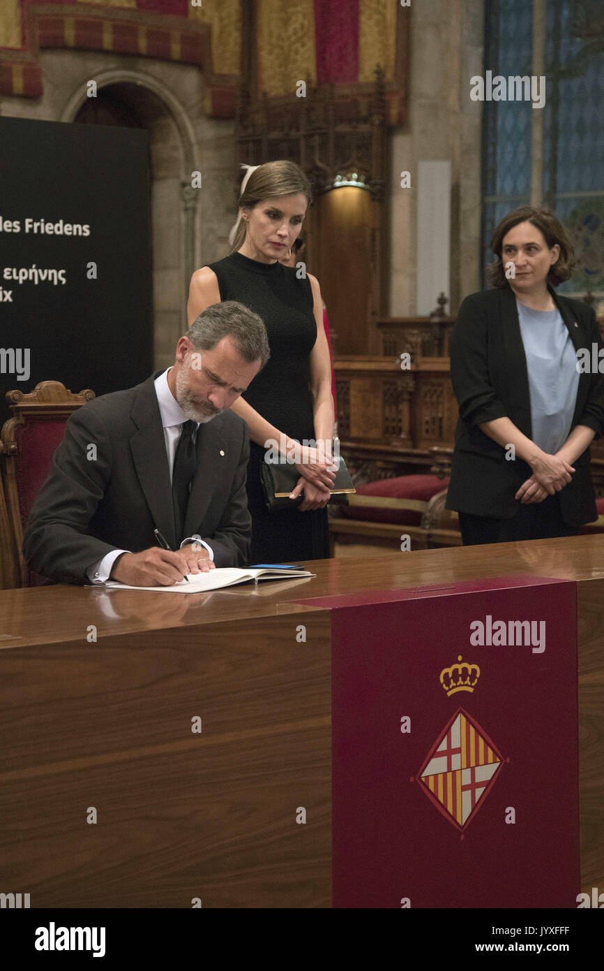 Barcelona, Cataluña, España. 19 Aug, 2017. El rey Felipe VI de España, Reina Letizia de España firma en un libro de condolencias ante una gran misa en memoria de las víctimas del ataque de la furgoneta en Las Ramblas a principios de esta semana, en la Basílica de la Sagrada Familia en Barcelona, España. Crédito: Jack Abuin/Zuma alambre/Alamy Live News Foto de stock