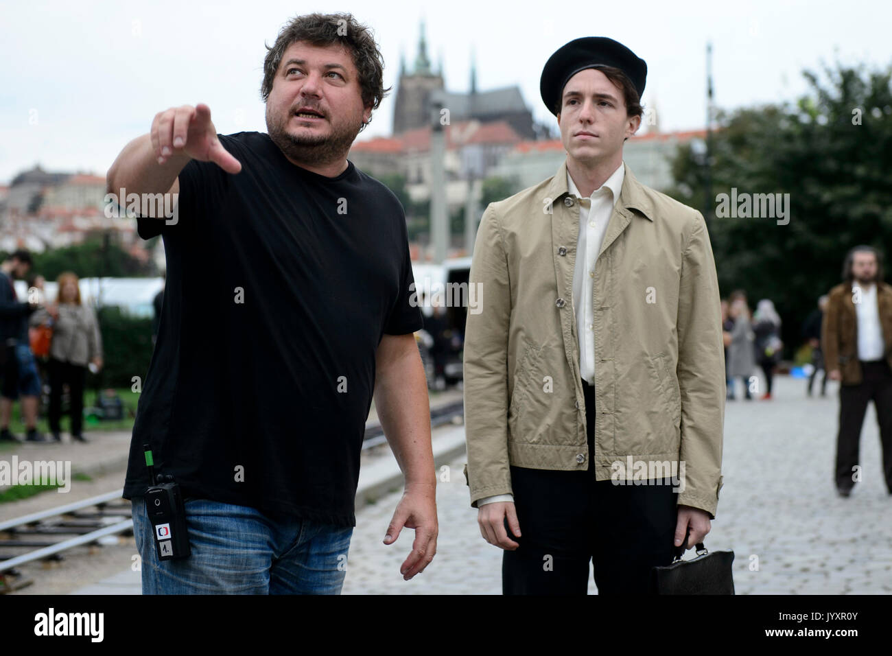 Praga, República Checa. 19 Aug, 2017. El director de cine Robert Sedlacek (izquierda) empezaron a filmar una nueva película sobre el activista estudiantil checo Jan Palach, que se inmoló en 1969 en reacción a la ocupación soviética de Checoslovaquia en 1968 en Praga, República Checa, 19 de agosto de 2017. Actor Viktor Zavadil (derecha) desempeña el papel principal. Crédito: Michal Kamaryt/CTK Foto/Alamy Live News Foto de stock