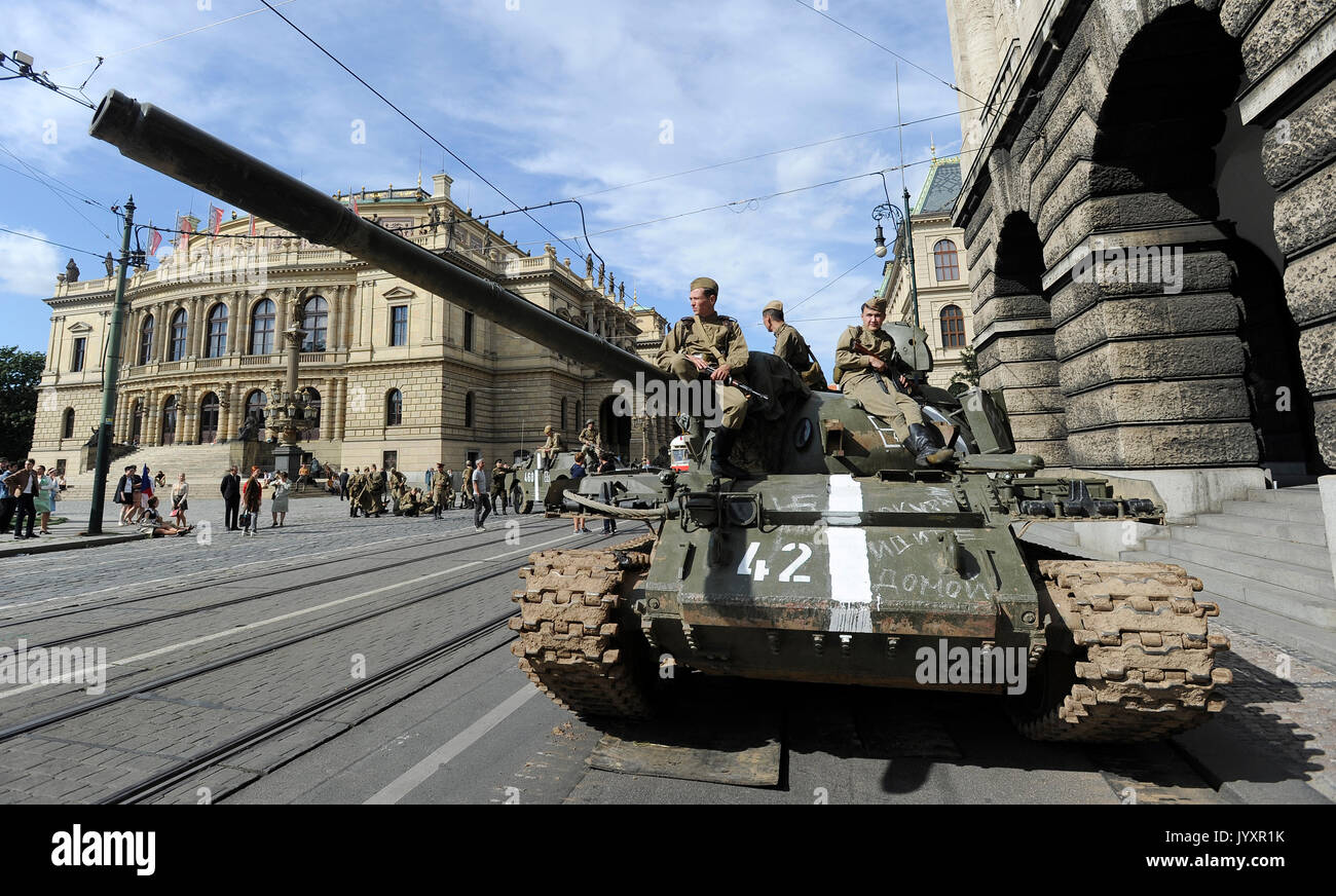 Praga, República Checa. 19 Aug, 2017. El director de cine Robert Sedlacek empezó a filmar una nueva película sobre el activista estudiantil checo Jan Palach, que se inmoló en 1969 en reacción a la ocupación soviética de Checoslovaquia en 1968 en Praga, República Checa, 19 de agosto de 2017. Viktor Zavadil actor juega el papel principal. Crédito: Ondrej Deml/CTK Foto/Alamy Live News Foto de stock