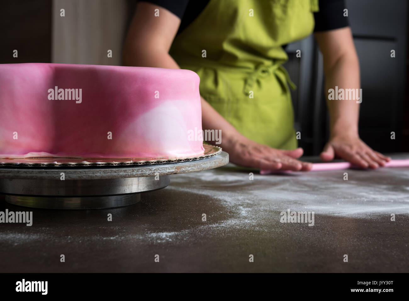Adelantar cosecha Modernizar Irreconocible mujer preparando rosa para decorar tortas de fondant o masa  elastica, centrarse en el pastel Fotografía de stock - Alamy
