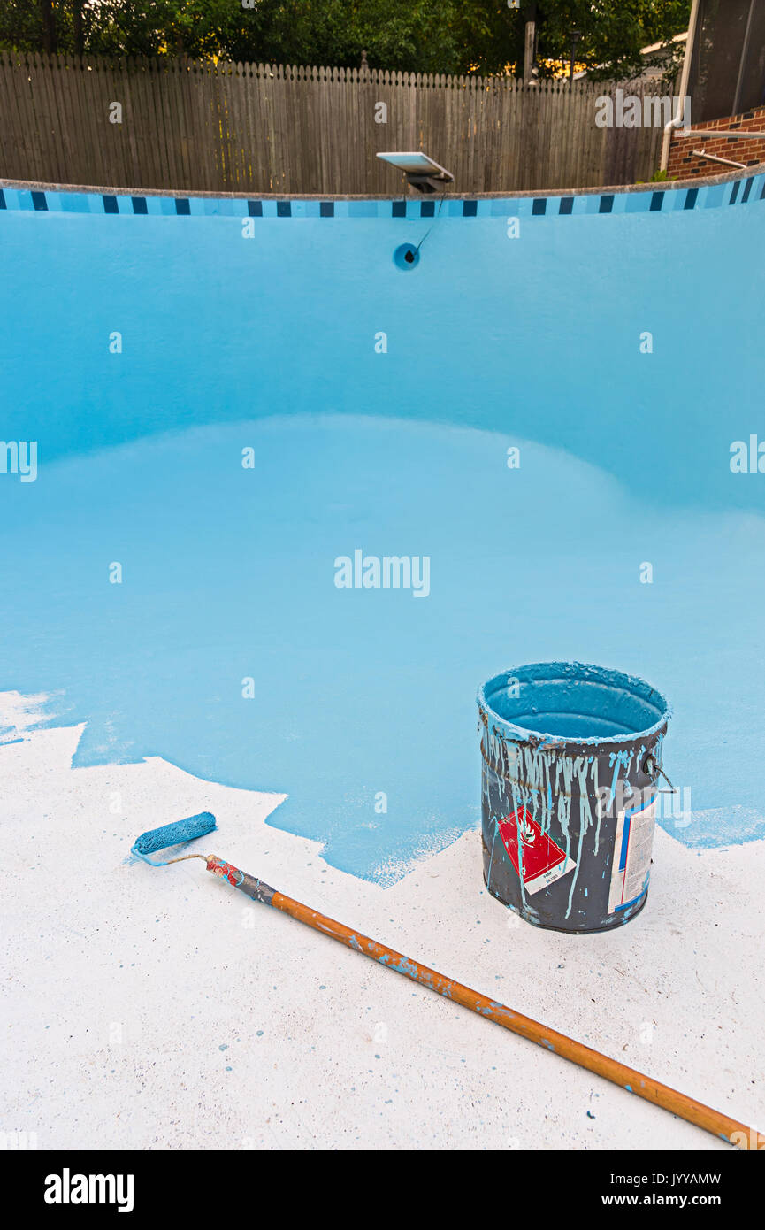 Nueva capa de pintura azul en la piscina Foto de stock