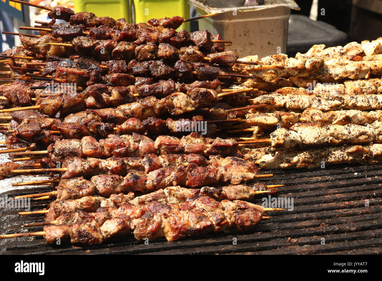 Brocheta de pollo y carne a la brasa brochetas en la parrilla Fotografía de  stock - Alamy