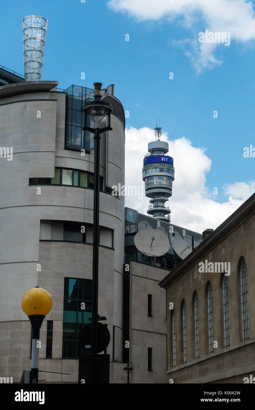 Torre de oficina de correos entre edificios con belisha beacon desde Portland Place, Marylebone, Londres, Reino Unido. Foto de stock