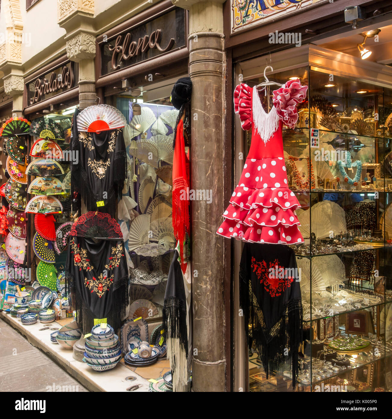 GRANADA, España: Recuerdos para la venta en un establo en la alcaicería mercado Foto de stock