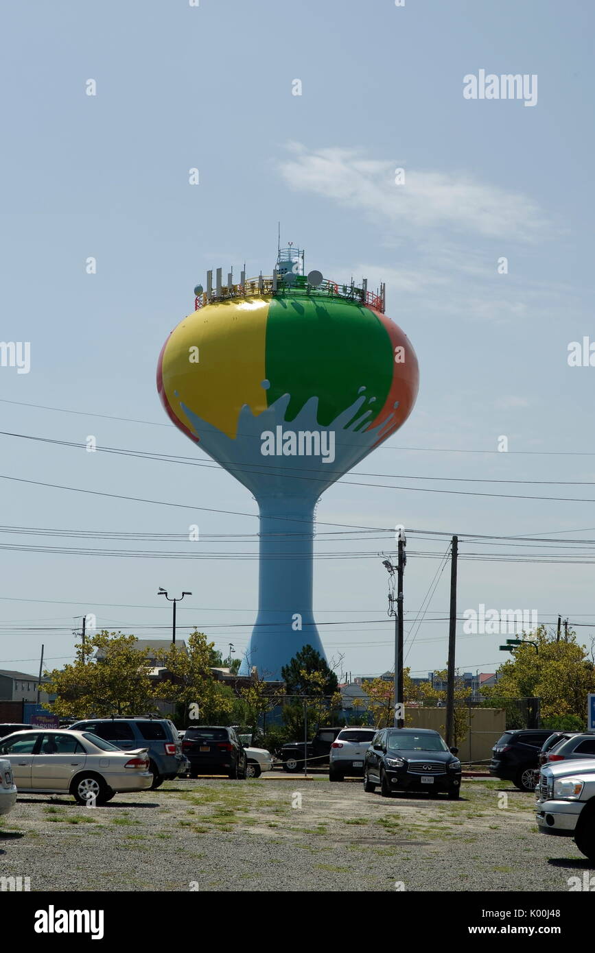 Colorido de Ocean City, Maryland, la torre del agua, pintados en rojo, verde, amarillo y azul. Foto de stock