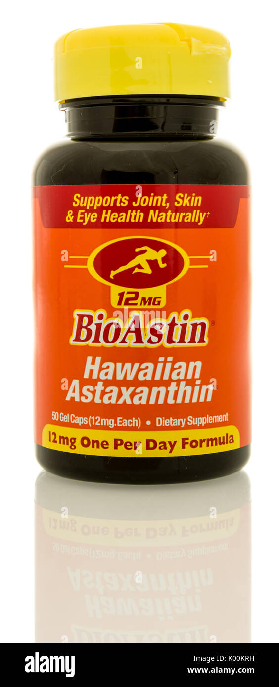Winneconne, WI - 19 de agosto de 2017: una botella de astaxantina hawaiano BiaAstin sobre un fondo aislado Foto de stock