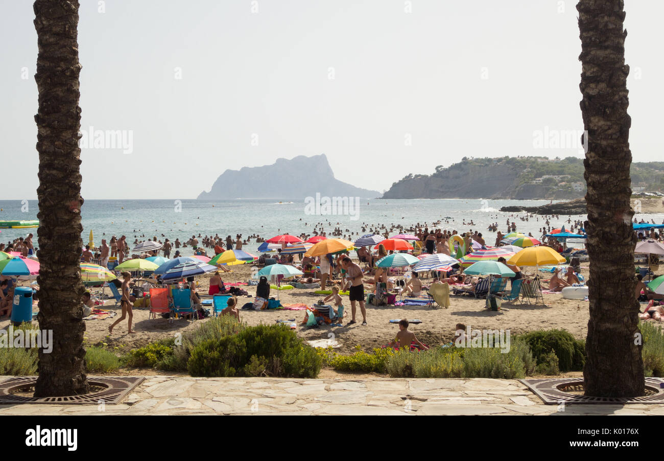 Moraira playa - Playa D'Ampolla - Moraira, Alicante, Costa Blanca, España - con Calpe Rock en la distancia Foto de stock
