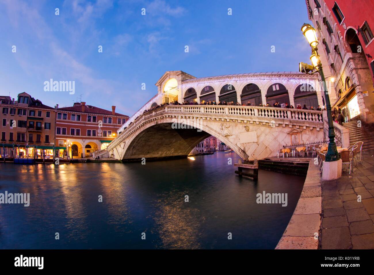 Puente de Rialto es uno de los cuatro puentes que cruzan el Gran Canal de Venecia, Italia. Foto de stock