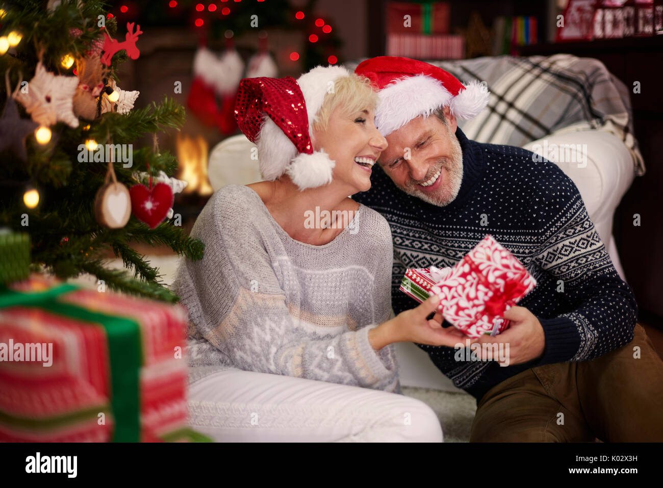Sorpresa De Navidad Mujer Amorosa Dando Regalos Al Marido Foto de archivo -  Imagen de suéter, novia: 161285838