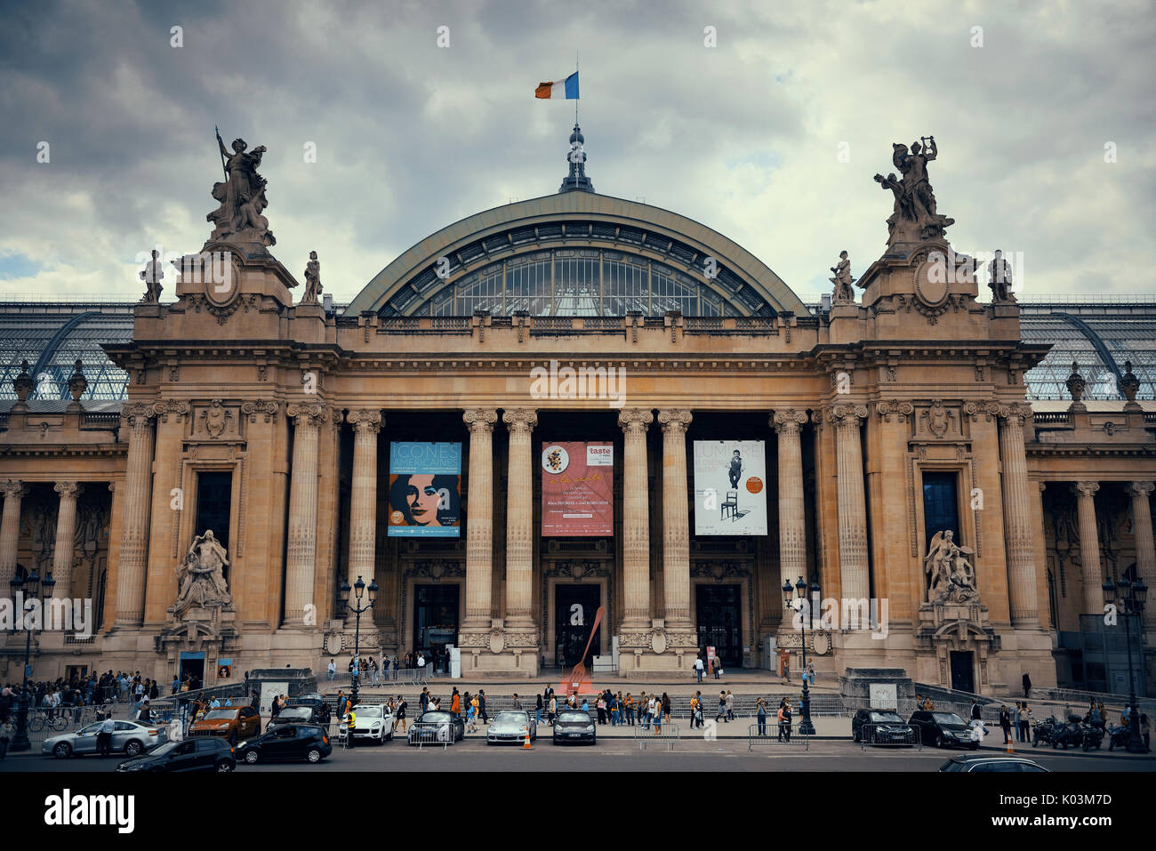 París, Francia - 13 de mayo: el Grand Palais y la vista de la calle el 13 de mayo de 2015 en París. Con la población de 2M, París es la capital y ciudad más poblada Foto de stock