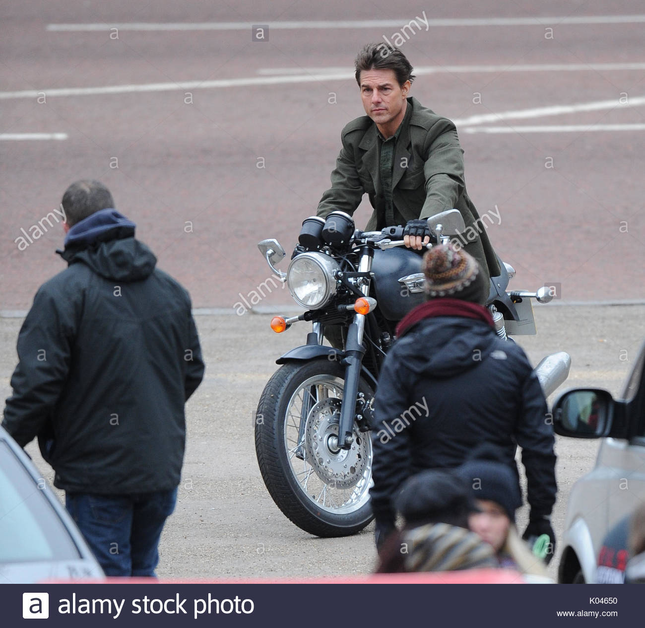 Tom Cruise Tom Cruise Es Visto Filmando En El Mall Montando Una