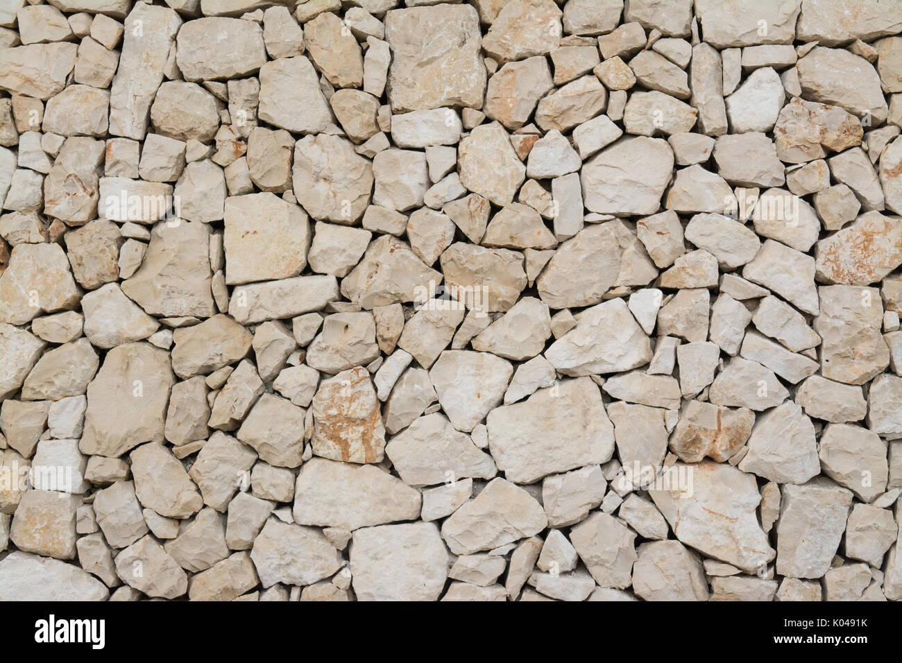 Muro de piedra seca natural típico de los vistos en la Costa Blanca, España Foto de stock