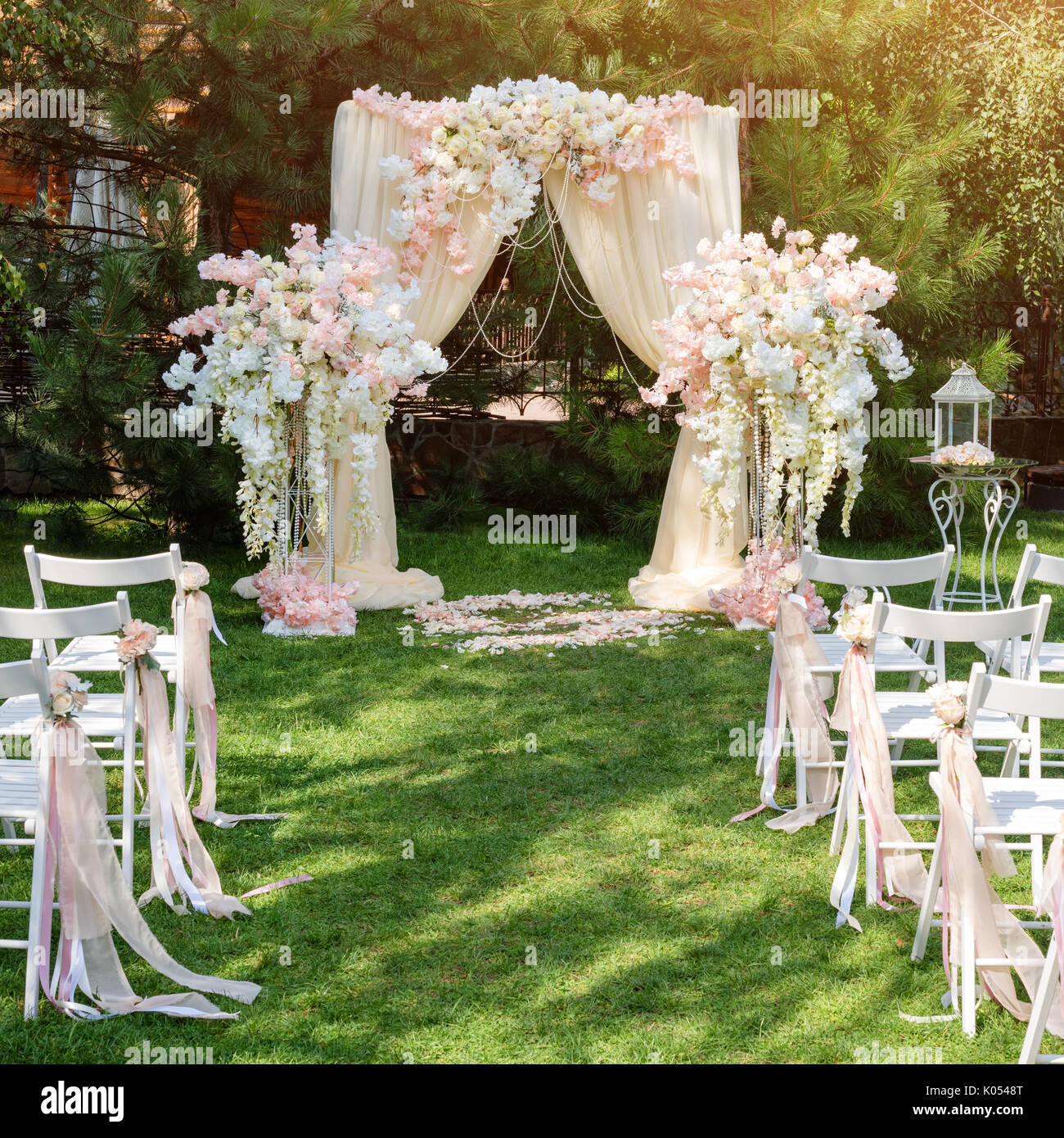 Arco de boda decorado con telas y flores al aire libre. Boda hermosa. Boda  en el césped en el jardín. Parte de la decoración festiva, arreglos  florales Fotografía de stock - Alamy