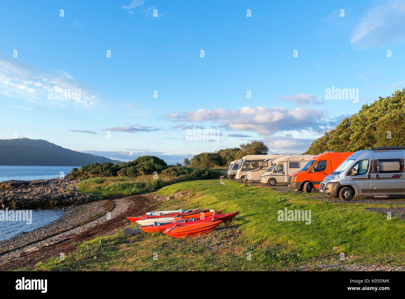 Campervans en un camping en Craignure al atardecer, Isle Of Mull, Argyll and Bute, en Escocia, Reino Unido Foto de stock