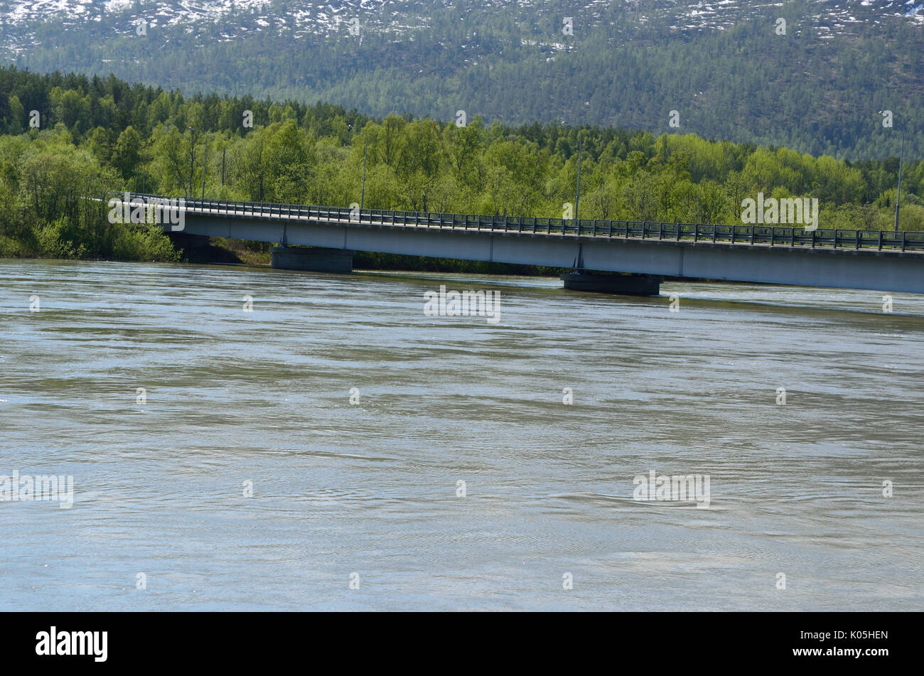 Río inundado en muelle debajo de puente Foto de stock