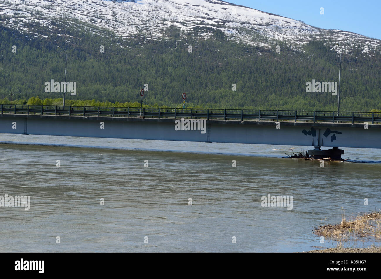 Río inundado en muelle debajo de puente Foto de stock