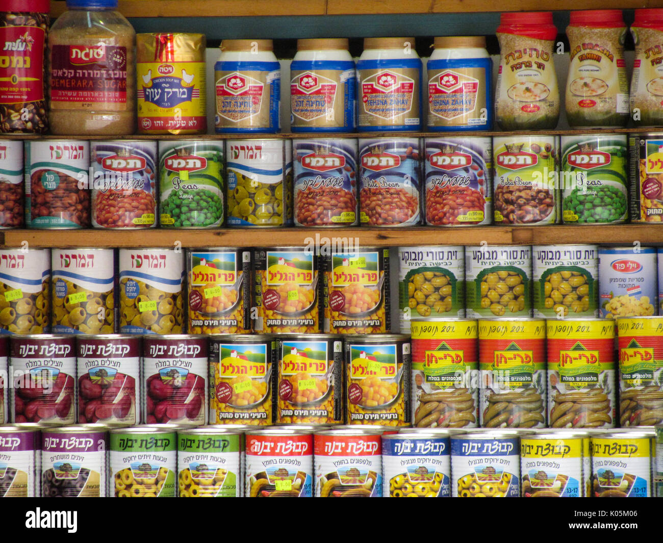 Estantes de comida enlatada en el mercado Foto de stock