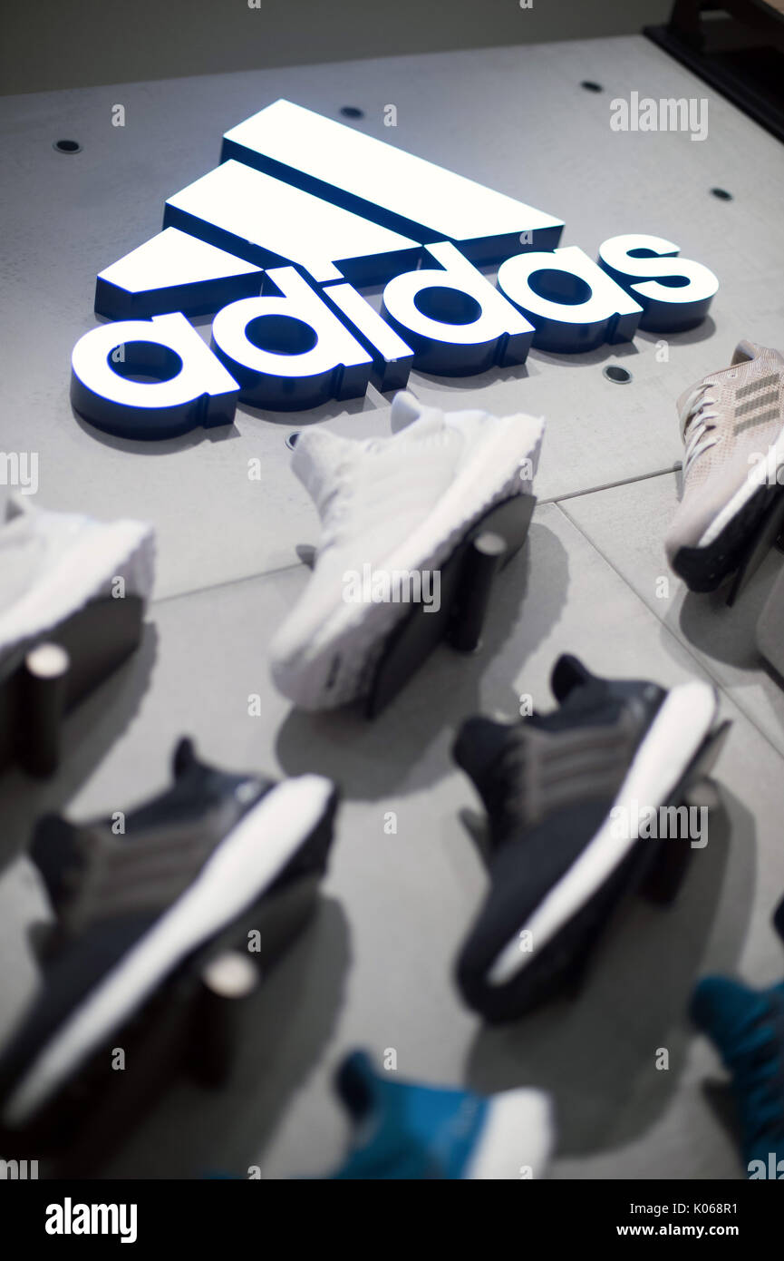 Munich, Alemania. 21 Aug, 2017. El de la empresa de artículos deportivos Adidas en una pared sobre zapatillas Adidas en tienda en Munich, Alemania, el 21 de agosto 2017. -