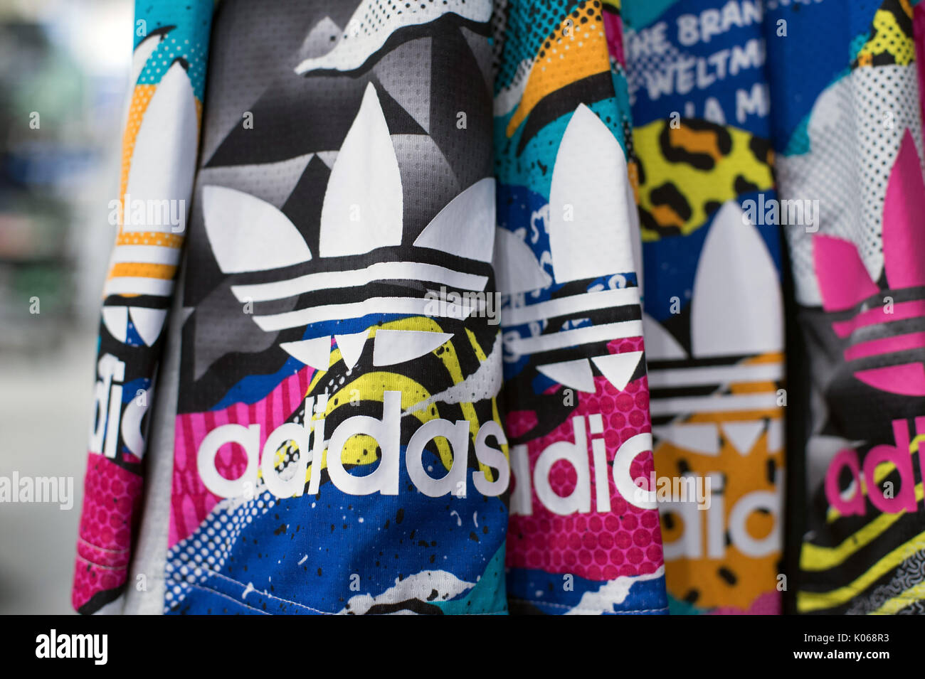 Munich, Alemania. 21 Aug, 2017. El logotipo de la empresa de artículos  deportivos Adidas en colorurful cortocircuitos en una tienda en Munich,  Alemania, el 21 de agosto de 2017. - Sin cable