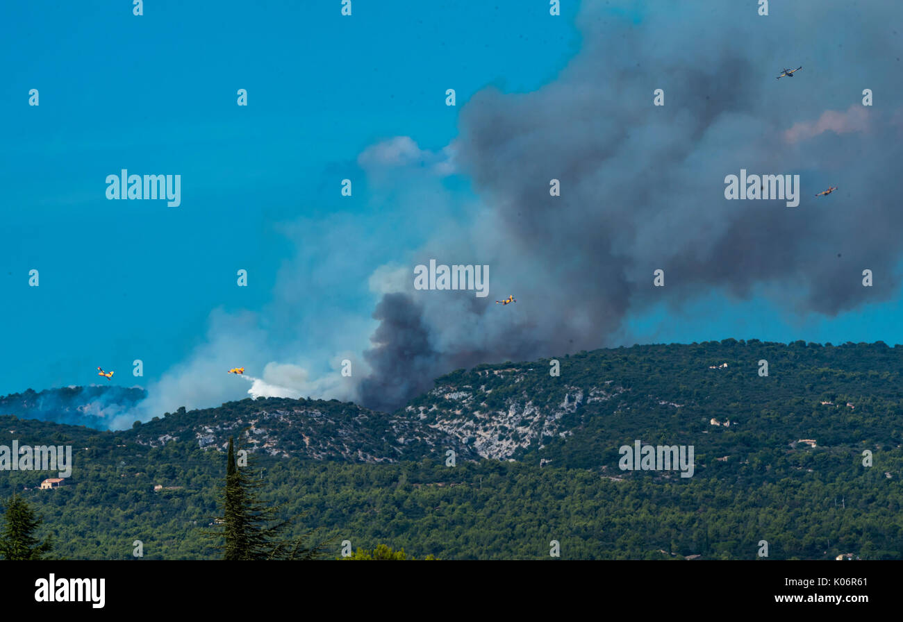 Los incendios forestales cerca de Gordes, en el sur de Francia , Vaucluse Foto de stock