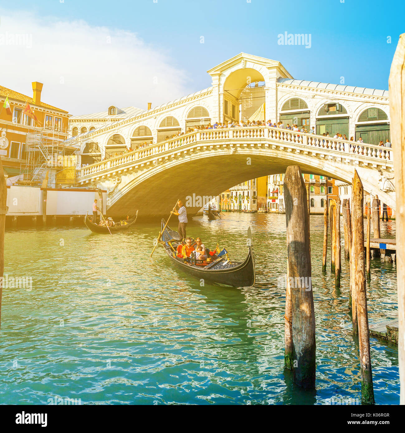 Vista del Puente de Rialto al atardecer en Venecia, Italia Foto de stock