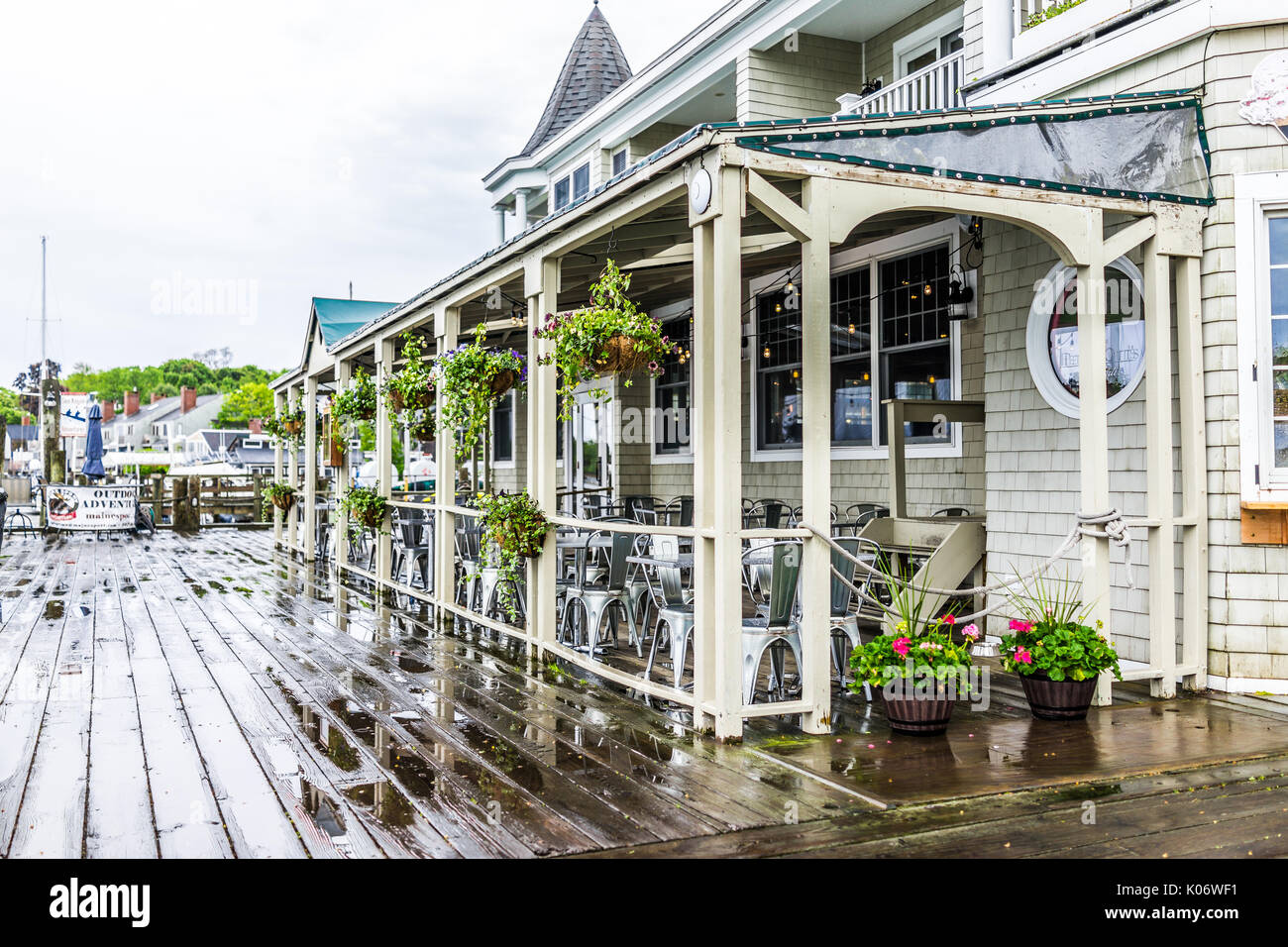 Camden, USA - Junio 9, 2017: Empty waterfront restaurante de madera fuera del área de asientos en el pequeño pueblo de Maine durante la lluvia en el puerto Foto de stock