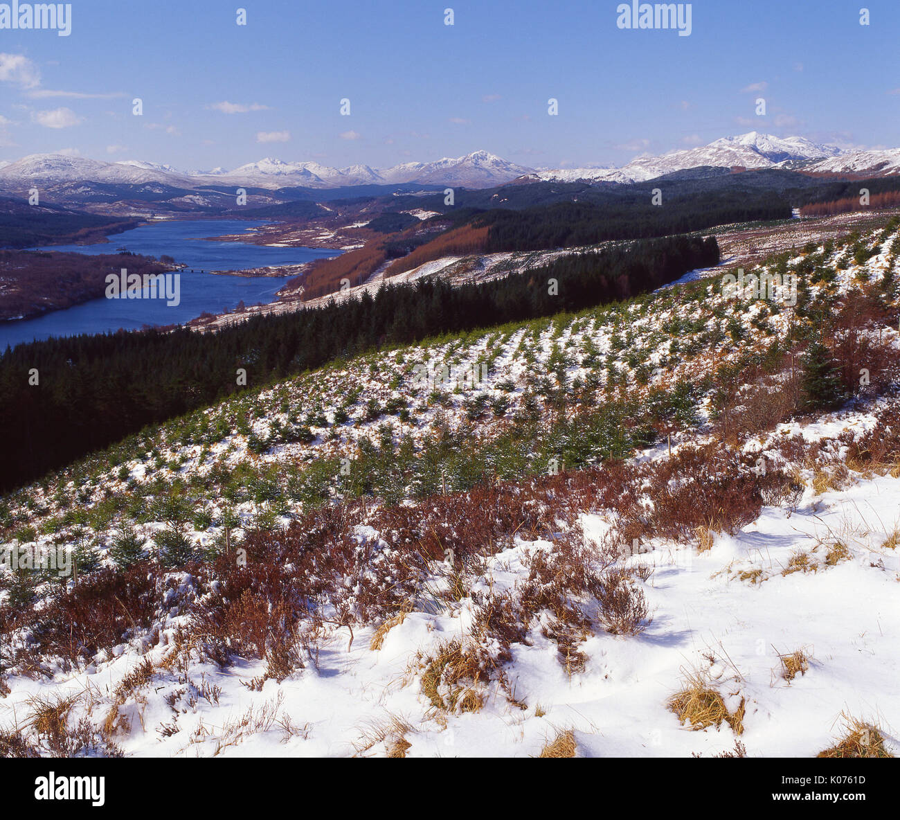 Escena de invierno con vistas a Loch Garry con el Knoydart colinas en la distancia, West Highlands Foto de stock
