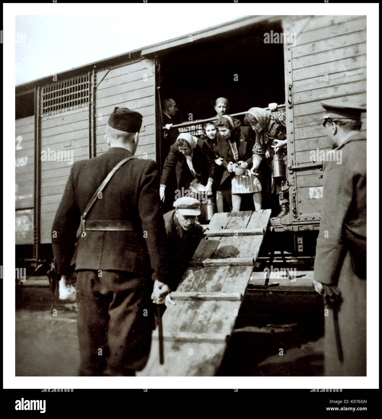LAS mujeres y los niños judíos DE AUSCHWITZ llegan por ferrocarril en  carruajes ferroviarios sin calefacción a Auschwitz-Birkenau, un campo de  concentración y exterminio nazi alemán de WW2. Los niños judíos constituyen