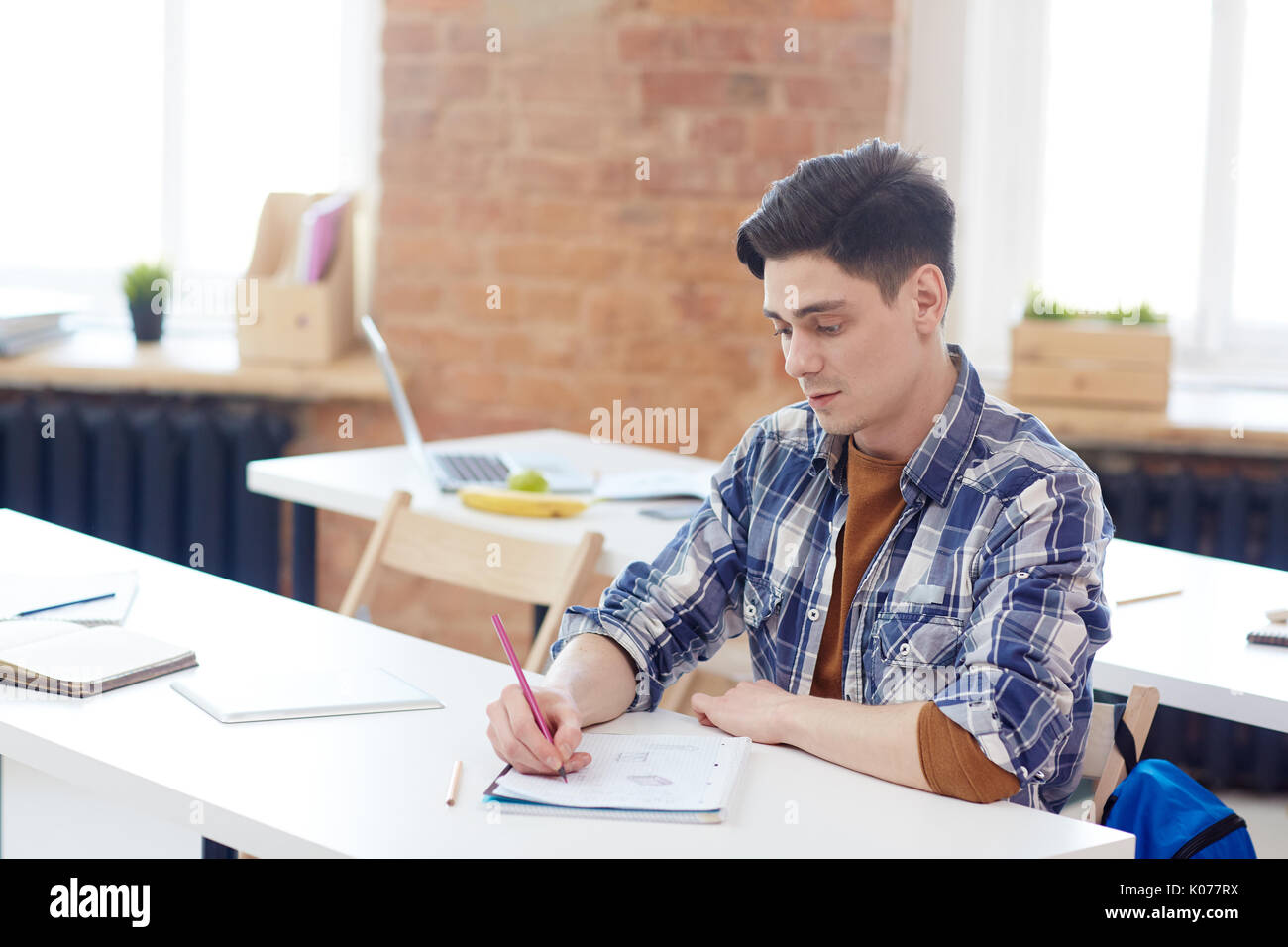 Estudiante universitario dibujo fotografías e imágenes de alta