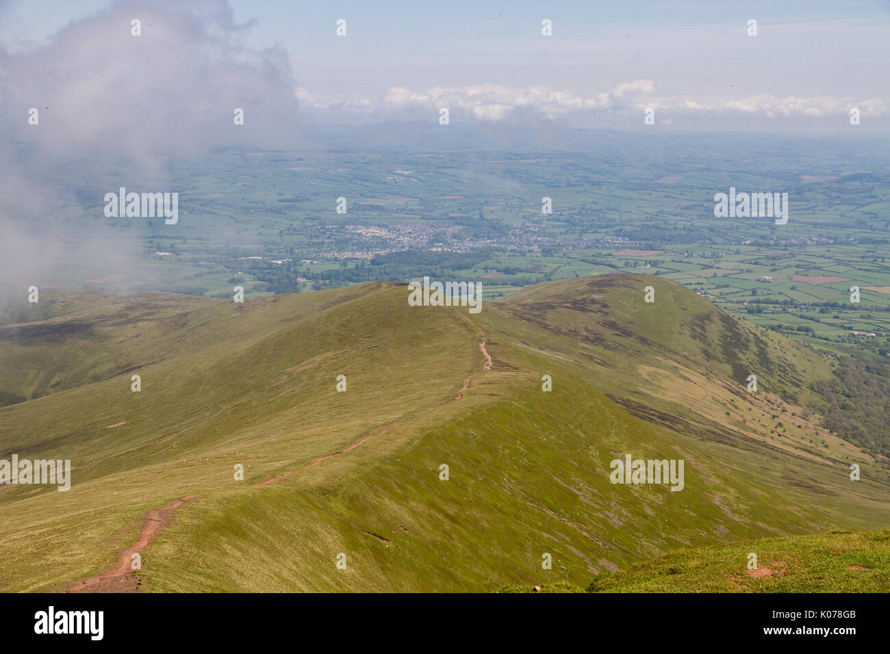 La vista desde la cumbre del Pen y el ventilador mirando hacia la ciudad de Brecon en South Wales, REINO UNIDO Foto de stock