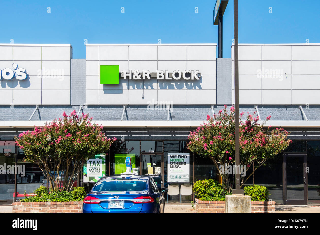 Exterior de un H&R Block, sucursal especializada en preparación de impuestos, está ubicado en un centro comercial en Norman, Oklahoma, Estados Unidos. Foto de stock