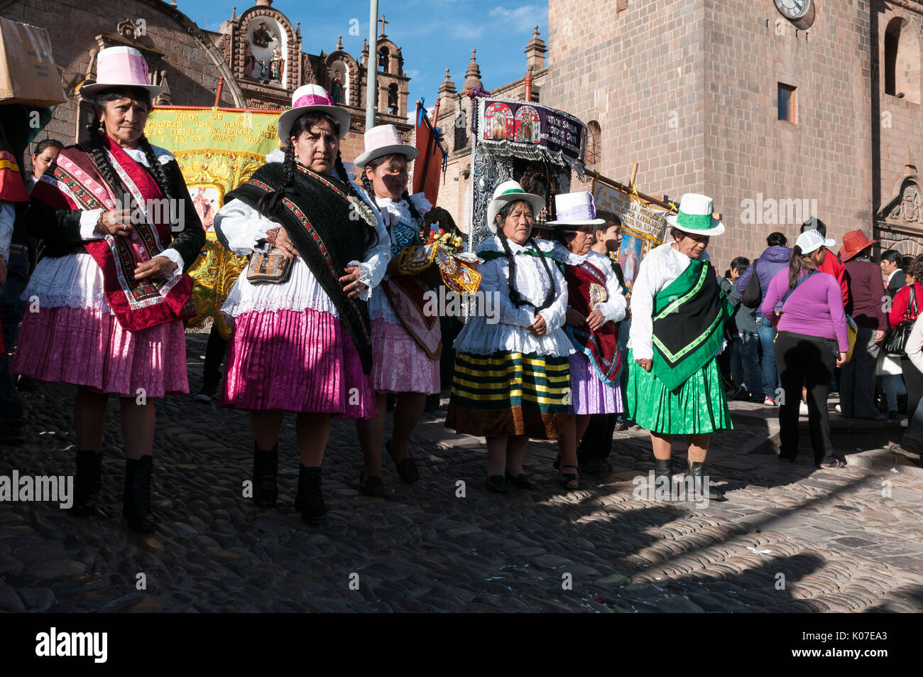 Los feligreses vestido con ropa tradicional quechua asistir a las  celebraciones del Corpus Christi en la Plaza de Armas en Cusco, Perú  Fotografía de stock - Alamy