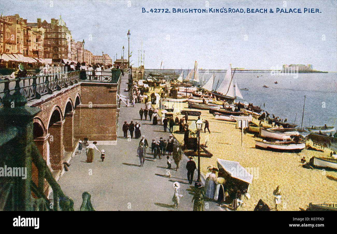 Brighton, Sussex: King's Road, la playa y el Palace Pier en el fondo Fecha: 1916 Foto de stock