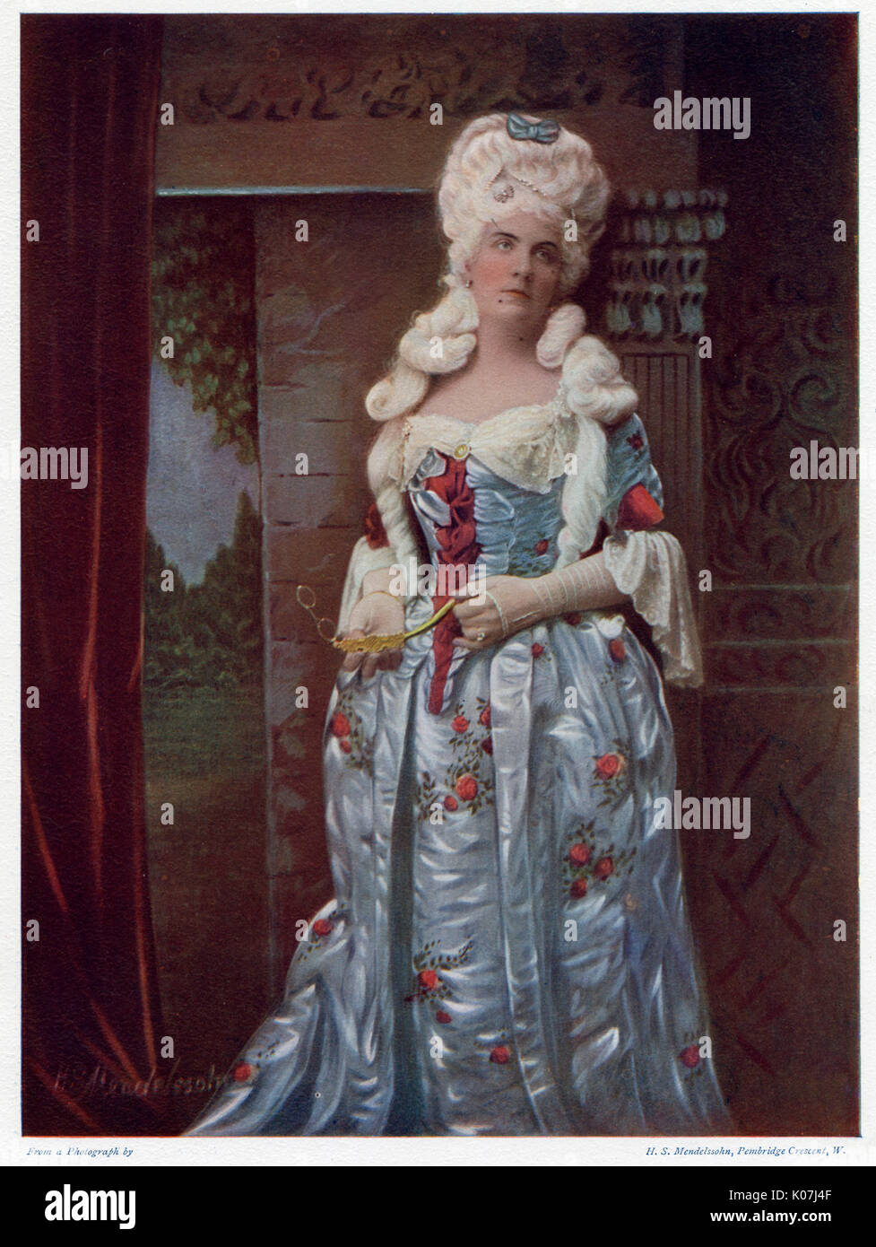 Rehan Ada (1857 - 1916), actriz estadounidense nacido irlandés, uno de los grandes de su día, comediennes representaba la ';personalidad'; estilo de actuar en el siglo XIX. Se muestra aquí en traje como Lady Teazle en la escuela para el escándalo, escrito por Richard Brinsley Sheridan. Fecha: 1899 Foto de stock